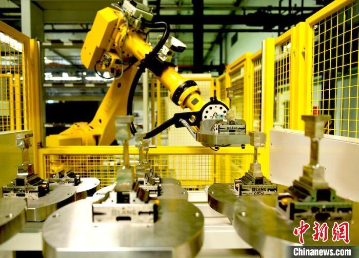 产线机器人放置完工叶片。　刘岗 摄